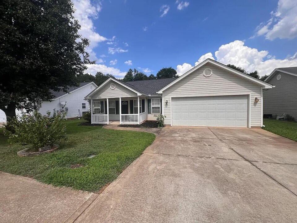 103 Landing Ln in Simpsonville, SC - Building Photo