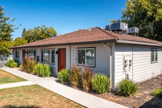 The Bungalows in Rancho Cordova, CA - Foto de edificio - Building Photo