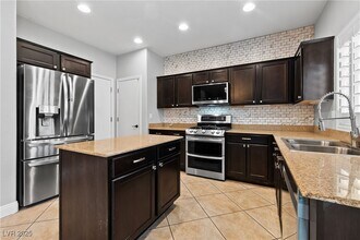 10206 Gibson Isle Dr in Las Vegas, NV - Building Photo - Building Photo