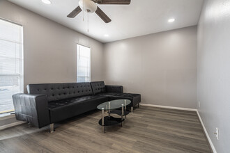 Crown Village Apartments- newly renovated! in Houston, TX - Foto de edificio - Interior Photo