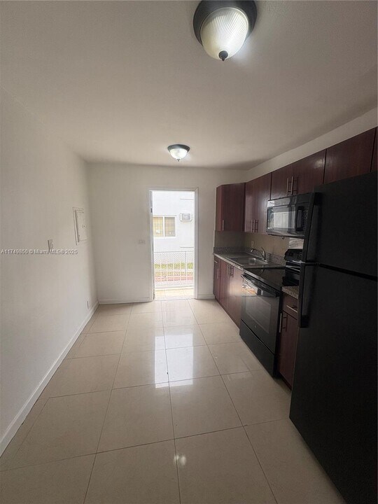 2651 NW 13th St in Miami, FL - Building Photo