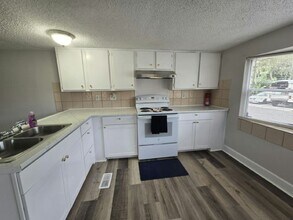 11211 East Bay Rd in Gibsonton, FL - Building Photo - Building Photo