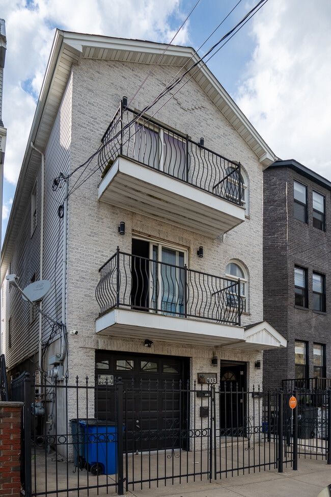 303 Arlington Ave, Unit 1 in Jersey City, NJ - Building Photo - Building Photo