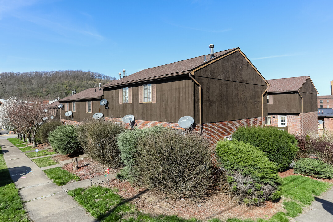 Laurel Square in Wilmerding, PA - Building Photo