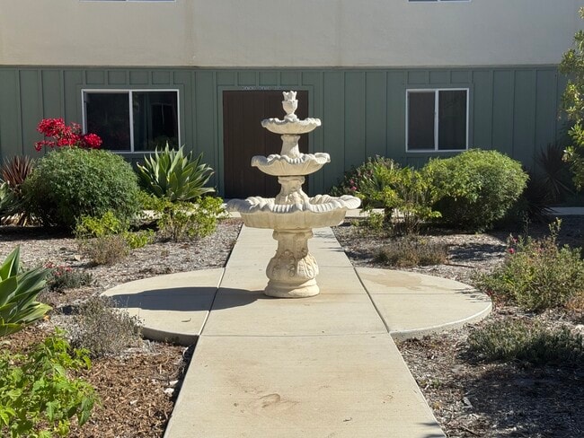 1009 E Jones St, Unit Bella Villa Apartments in Santa Maria, CA - Building Photo - Building Photo