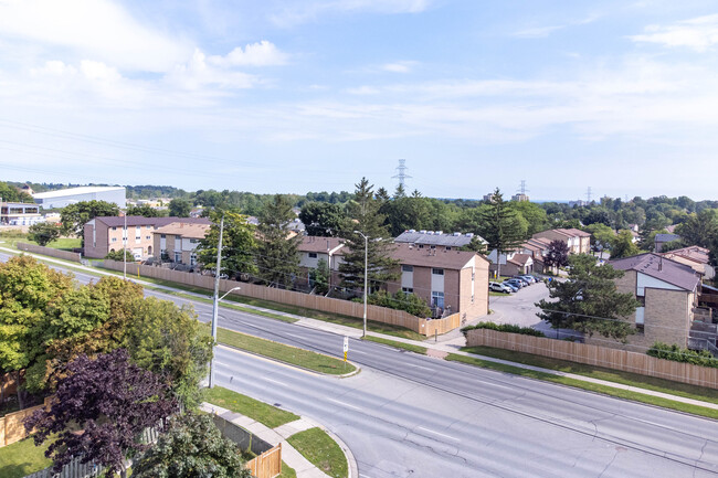 1330 Trowbridge Dr in Oshawa, ON - Building Photo - Building Photo