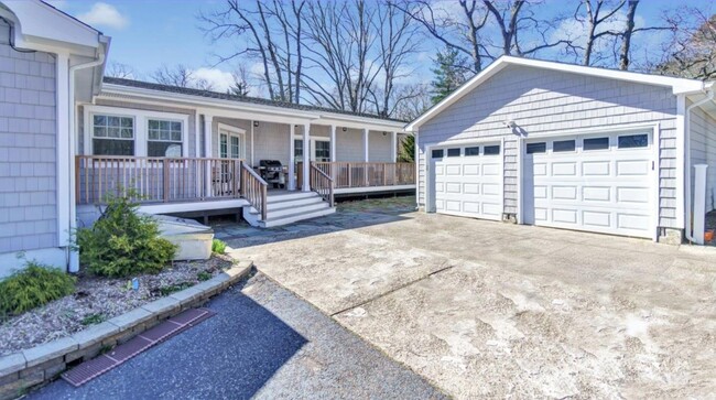 46 W Tiana Rd in Hampton Bays, NY - Building Photo - Building Photo