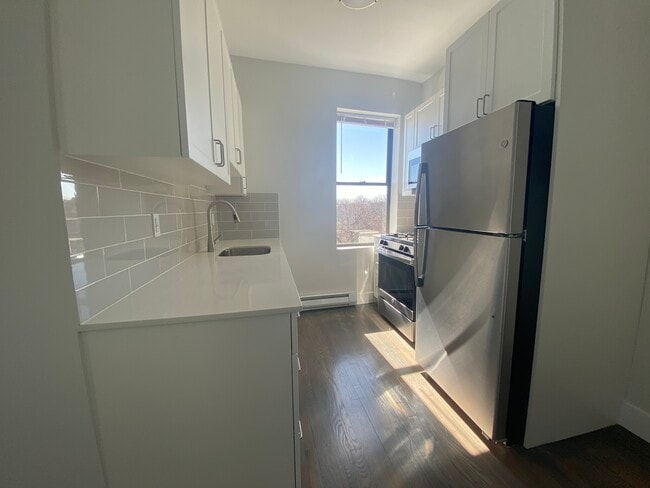 77 Park Dr, Unit 14 in Boston, MA - Foto de edificio - Building Photo