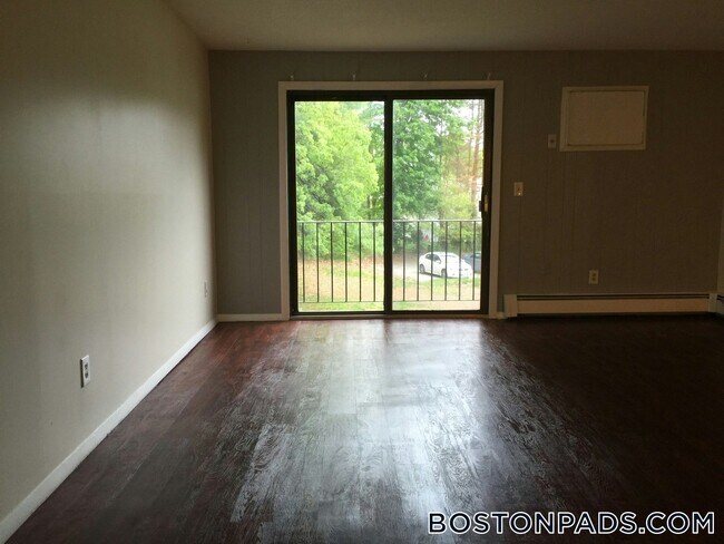 7 Gorham Ave, Unit 16 in Clinton, MA - Foto de edificio - Building Photo