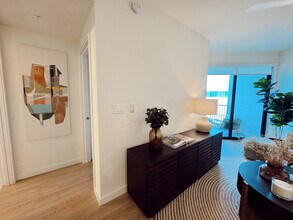 19695 NE 23rd Ct, Unit B in Miami, FL - Foto de edificio - Building Photo