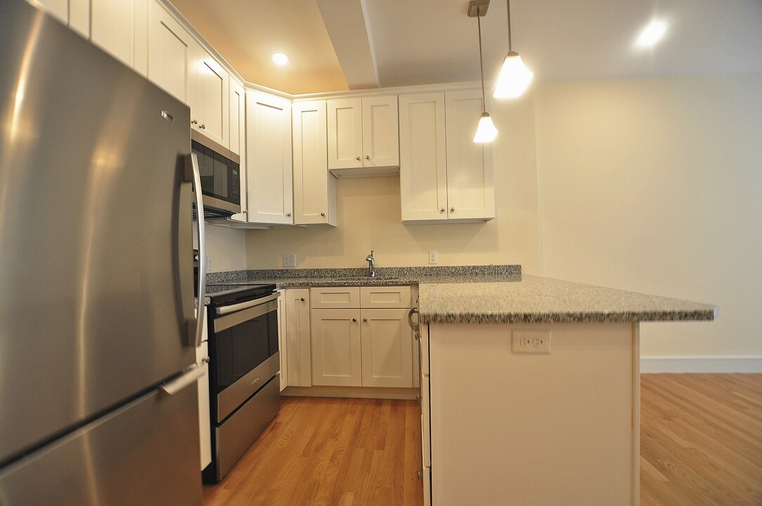 877 Beacon St, Unit 8 in Boston, MA - Building Photo