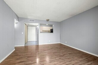 300 N Civic Dr in Walnut Creek, CA - Building Photo - Building Photo