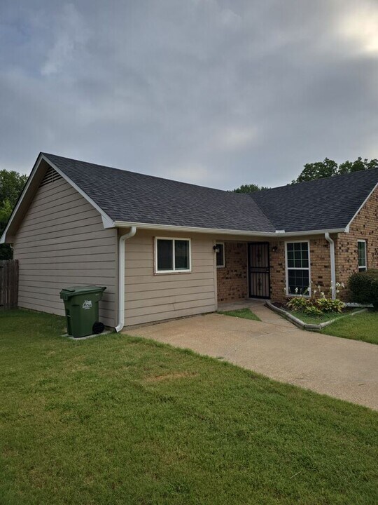 5008 Clear Creek Dr in Millington, TN - Building Photo