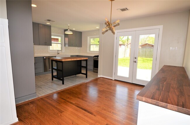 property at 1906 Coulcrest Dr