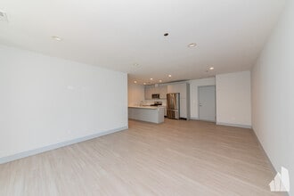 6350 N Glenwood Ave, Unit 403 in Chicago, IL - Building Photo - Building Photo