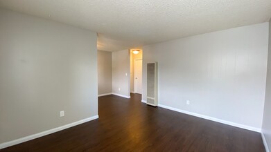 1490 Hemlock Ave in Imperial Beach, CA - Foto de edificio - Interior Photo