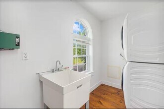 67 Lawrence Ct in Tiverton, RI - Building Photo - Building Photo