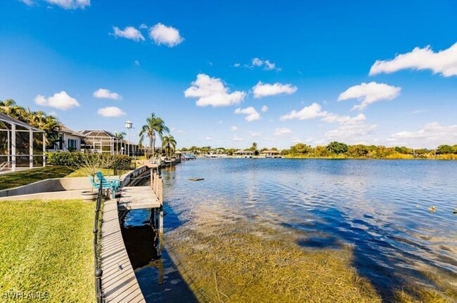 221 SE 6th St in Cape Coral, FL - Foto de edificio - Building Photo