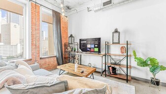 555 Evergreen St in Dallas, TX - Building Photo