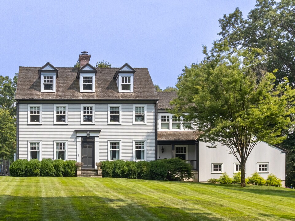 92 Hillcrest Park Rd in Greenwich, CT - Building Photo