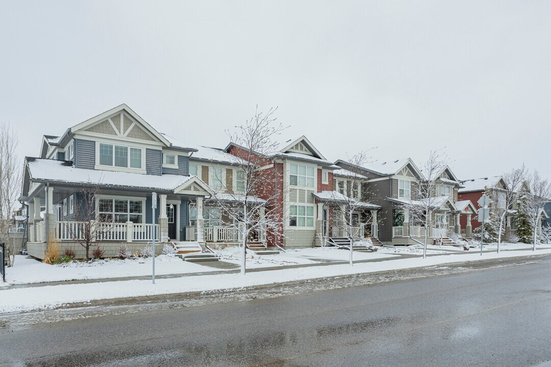 104 Sunvalley Rd in Cochrane, AB - Building Photo