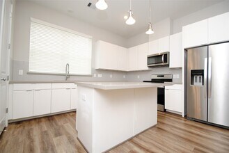 1270 N Post Oak Rd in Houston, TX - Foto de edificio - Building Photo