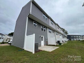 7102 Capstan Ter in Charlotte, NC - Building Photo - Building Photo
