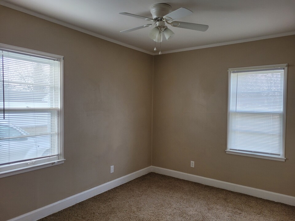 913 W 5th St S in Newton, IA - Building Photo