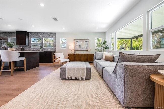 22919 Leonora Dr in Los Angeles, CA - Building Photo - Building Photo