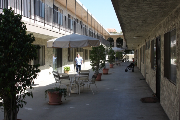 San Blas Apartments in Hawthorne, CA - Foto de edificio - Building Photo