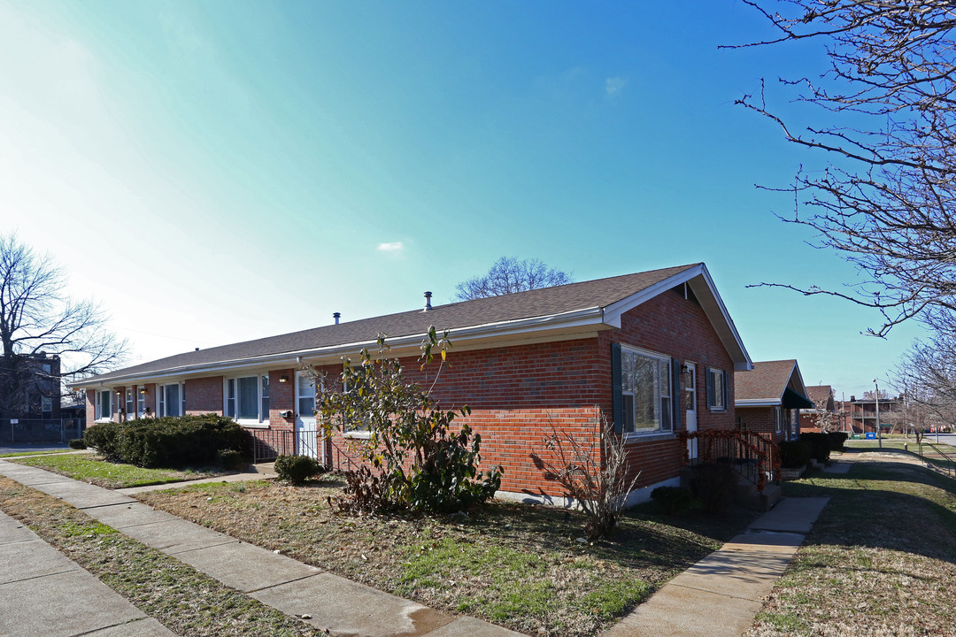 Twin Oaks Apartments in St. Louis, MO - Building Photo