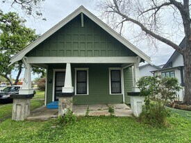 207 S 1st St in La Porte, TX - Building Photo
