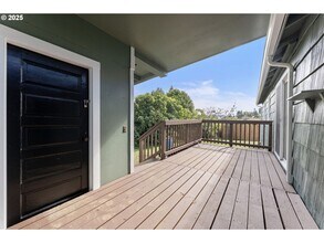 63701 Chamberlain Rd in Coos Bay, OR - Building Photo - Building Photo