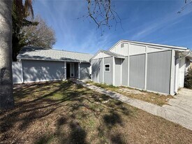 3246 Fox Lake Dr in Tampa, FL - Building Photo