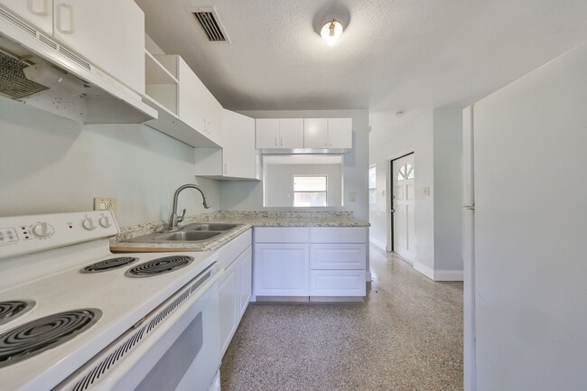 667 25th Ave S, Unit 667 25th Ave S in St. Petersburg, FL - Building Photo - Building Photo