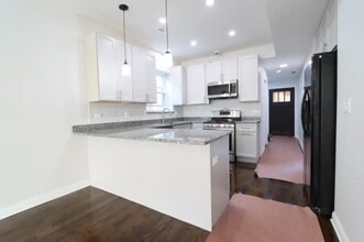 3120 W Eastwood Ave, Unit 2 in Chicago, IL - Foto de edificio - Building Photo