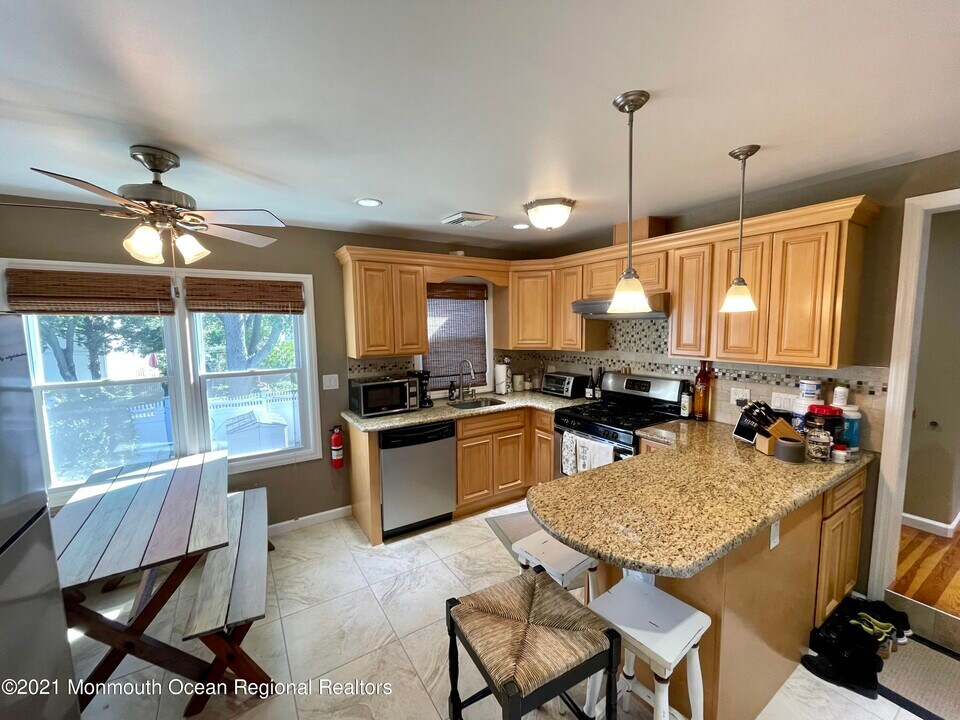 425 Sylvania Ave in Avon By The Sea, NJ - Building Photo