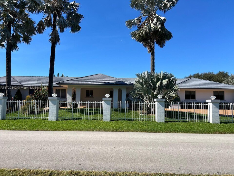 2601 SW 116th Way in Davie, FL - Building Photo