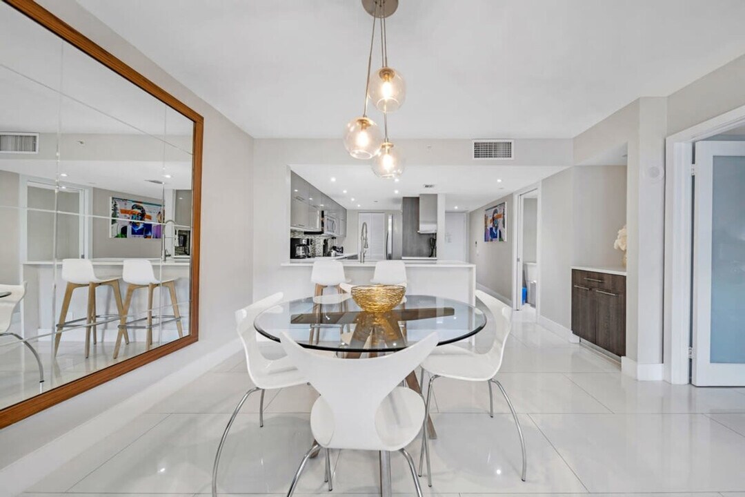 1717 N Bayshore Dr in Miami, FL - Building Photo