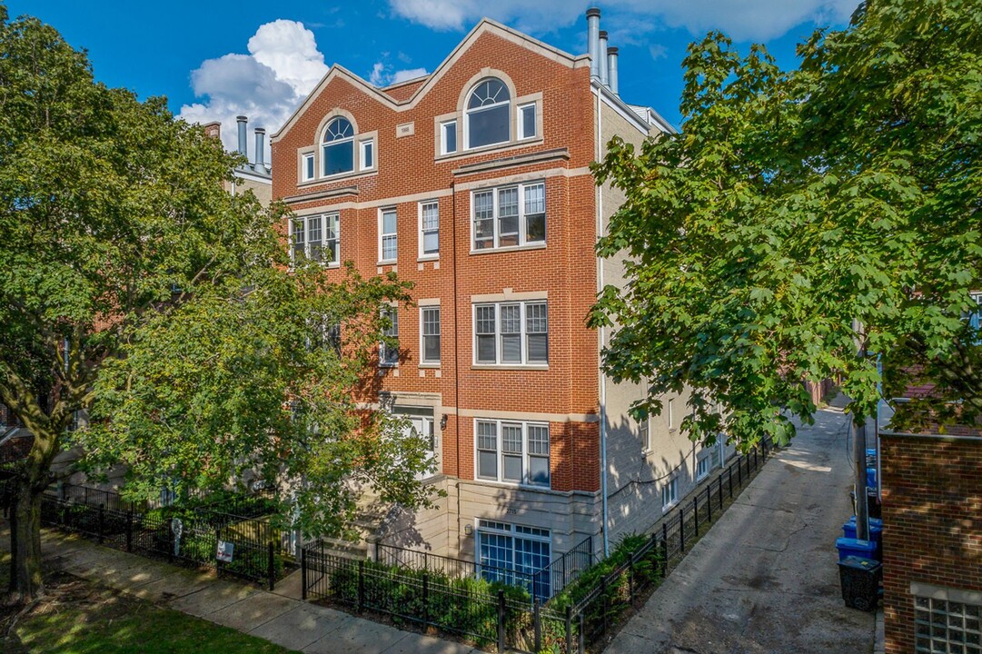 2718 N Wayne Ave, Unit 1N in Chicago, IL - Building Photo