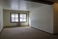 1803 Stonebridge Rd, Unit 101 in West Bend, WI - Foto de edificio - Building Photo