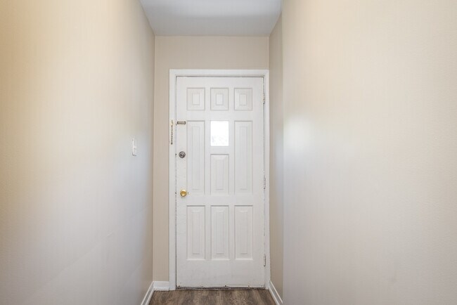 UPDATED TWO BEDROOM TOWNHOME IN NORTHEAST in London, ON - Building Photo - Building Photo
