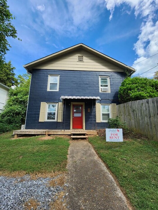 129 Dodge St in Asheville, NC - Building Photo