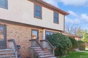 1402 Merrywood Dr in Edison, NJ - Building Photo