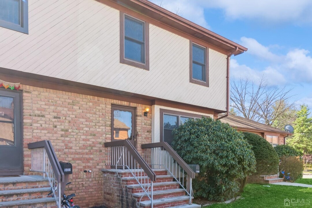 1402 Merrywood Dr in Edison, NJ - Building Photo