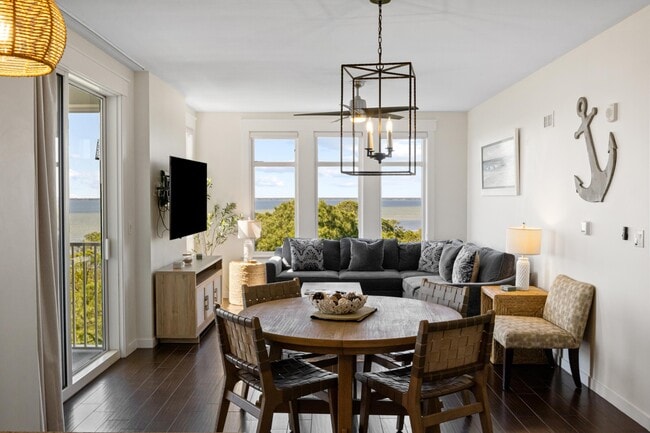 9800 Grand Sandestin Blvd in Miramar Beach, FL - Foto de edificio - Building Photo