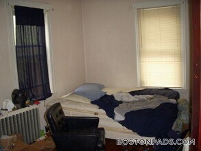 208 Kelton St, Unit 1 in Boston, MA - Building Photo - Building Photo