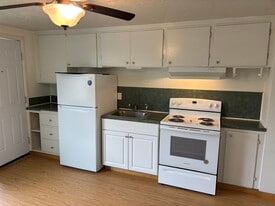 1819 Carroll St, Unit 1 in Lebanon, OR - Building Photo