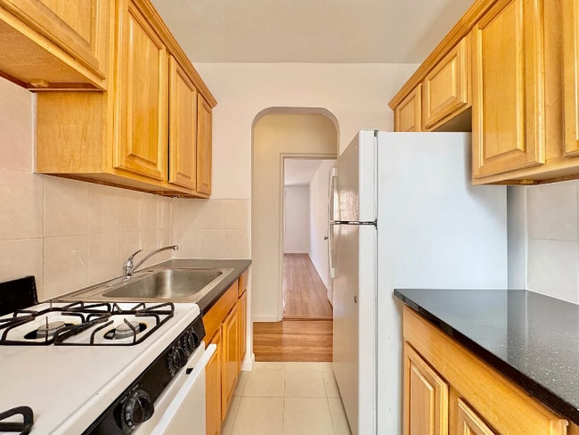 66-28 Wetherole St in Queens, NY - Building Photo - Building Photo