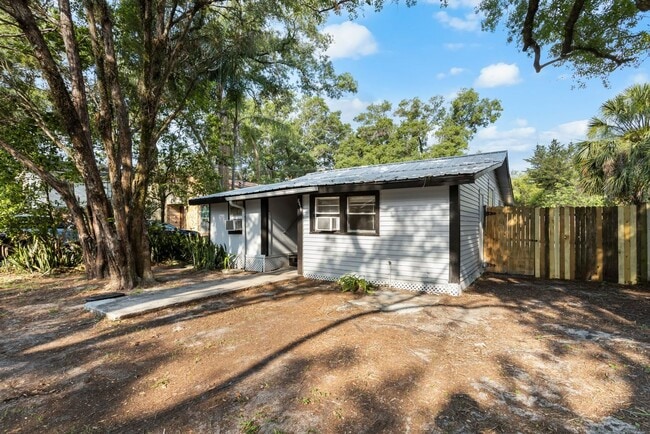 8414 N Huntley Ave in Tampa, FL - Building Photo - Building Photo